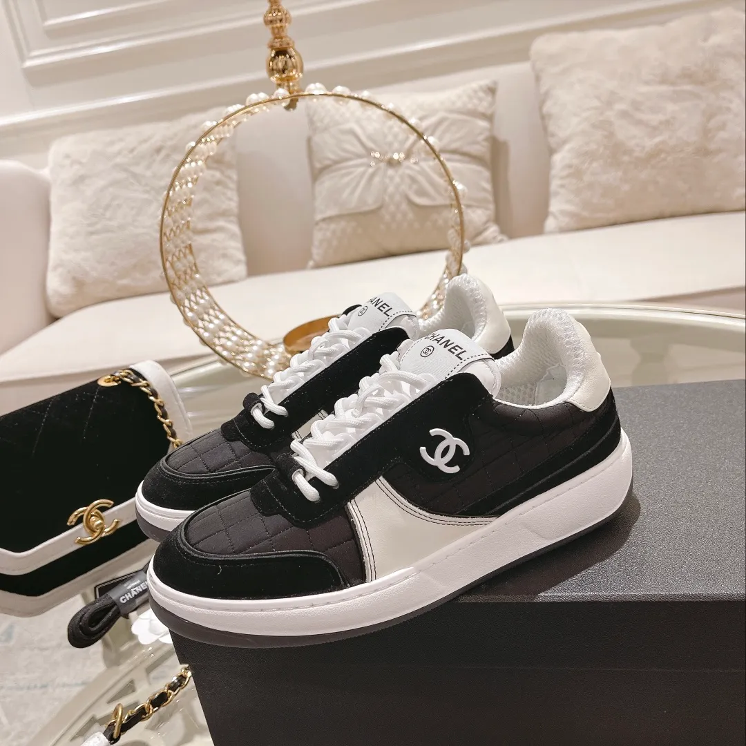 👟👟Ex-factory price 600 Chanel 23C Latest hot style Panda Black and white sneakers Casual sneakers Xiaoxiang Year-end hot item Classic black and white Panda color diamond fresh color matching Coco girls must buy, super beautiful fabric: original customized cowhide + technical cloth inner lining: original imported breathable mesh lining outsole: original molded rubber + T👟👟 ex-factory price U combination Bottom thickness: 3CM Size: Women's 35-40